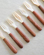 Load image into Gallery viewer, Seashells Desserts, Caviar Cutlery