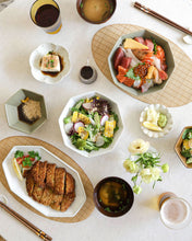 Load image into Gallery viewer, Oval Bamboo Placemat