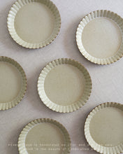 Load image into Gallery viewer, RAW See 8.4" Flower Round Plate