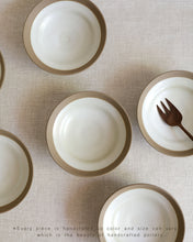 Load image into Gallery viewer, NOVO Footed Plate in Natural (5.7")