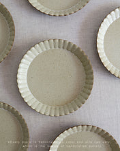 Load image into Gallery viewer, RAW See 8.4" Flower Round Plate