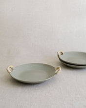 Load image into Gallery viewer, DAN Twine Handle Round Plate (9")
