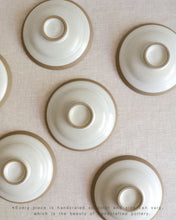 Load image into Gallery viewer, NOVO Footed Plate in Natural (5.7")