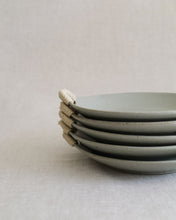 Load image into Gallery viewer, DAN Twine Handle Round Plate (9")