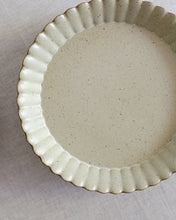 Load image into Gallery viewer, RAW See 8.4" Flower Round Plate