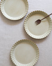 Load image into Gallery viewer, RAW See 8.4" Flower Round Plate