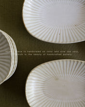 Load image into Gallery viewer, Muun Rim BanChan Oval Plate (6")