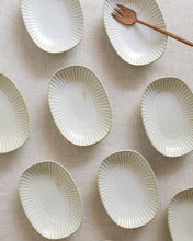 Load image into Gallery viewer, Muun Rim BanChan Oval Plate (6")