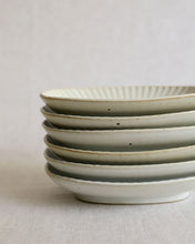 Load image into Gallery viewer, Muun Rim BanChan Oval Plate (6")