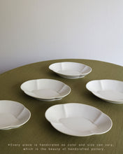 Load image into Gallery viewer, ARANG Floral Oval Deep Plate (9")