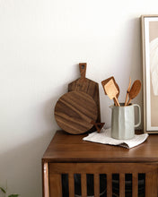 Load image into Gallery viewer, NAMU Walnut Round Cutting Board (9.2&quot;)
