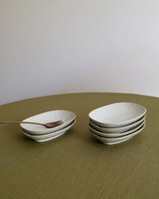 Load image into Gallery viewer, Muun Rim BanChan Oval Plate (6&quot;)
