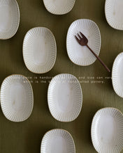 Load image into Gallery viewer, Muun Rim BanChan Oval Plate (6&quot;)
