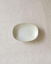 Load image into Gallery viewer, Muun Rim BanChan Oval Plate (6&quot;)
